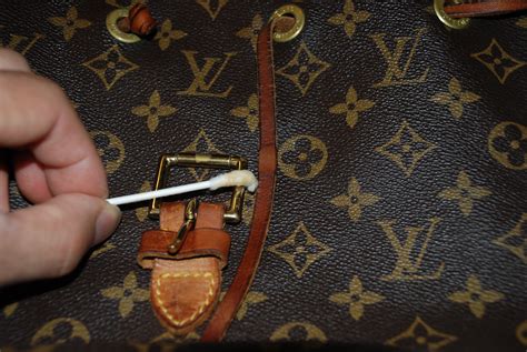 pulire vacchetta louis vuitton|cleaning louis vuitton bags.